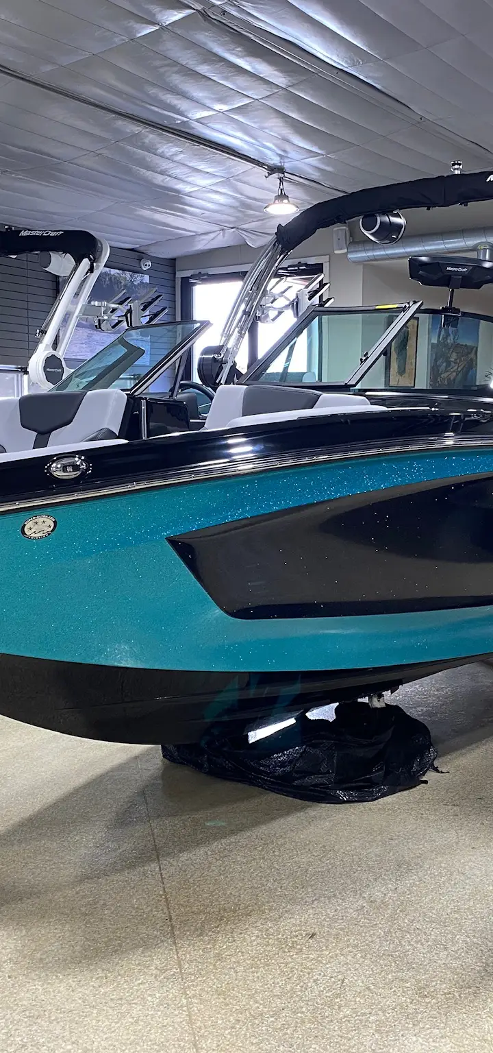 2025 MasterCraft XT22 hero photo