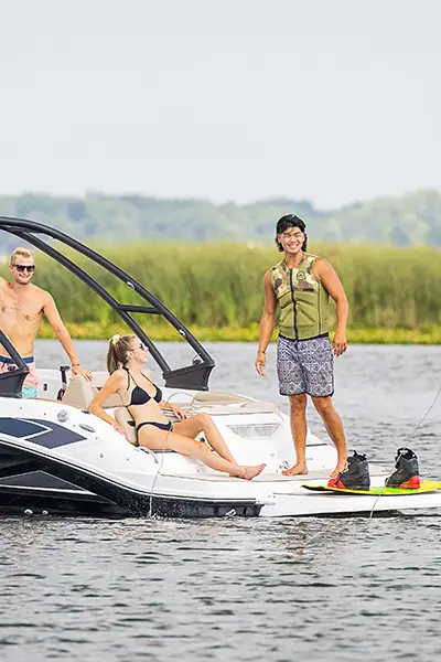 SunDeck Sport IO - Sterndrive marketing photo